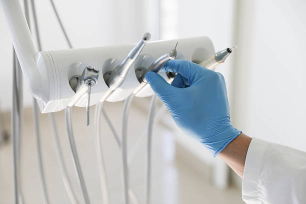 Professional Emergency Dentist technician working in Roselle, IL